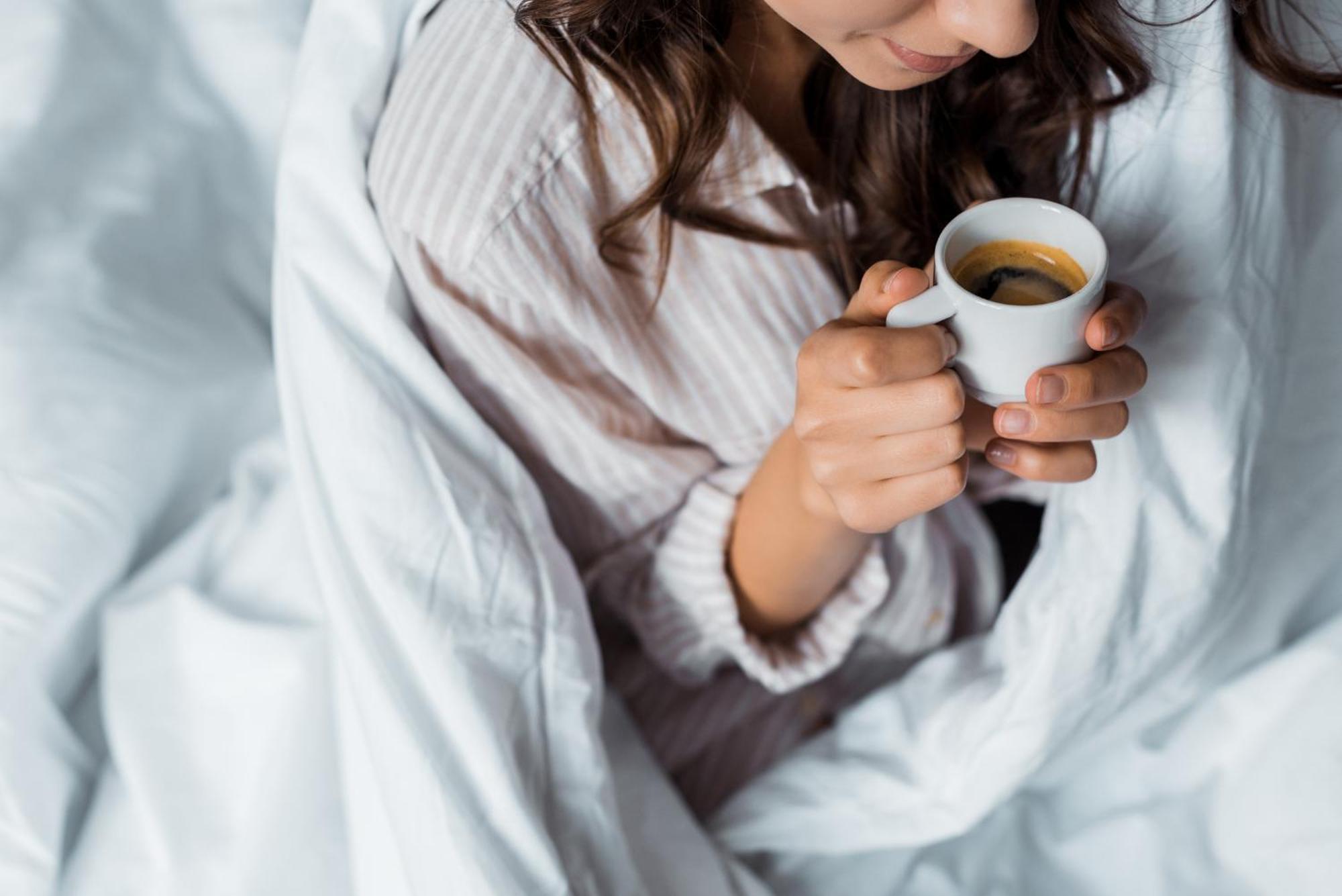 Eilandhotel Texel เดอค็อกส์ดอร์ป ภายนอก รูปภาพ A woman drinking coffee