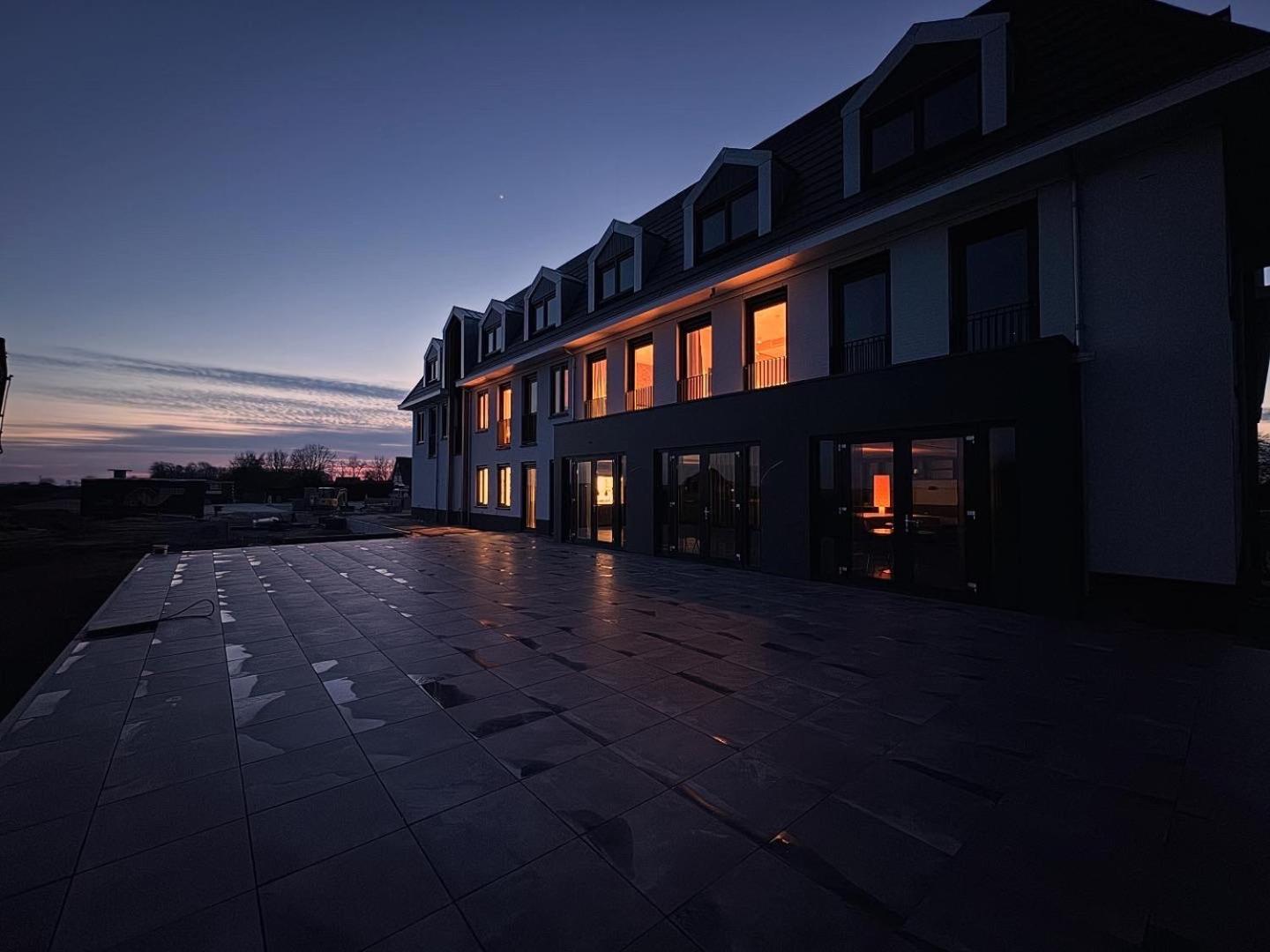 Eilandhotel Texel เดอค็อกส์ดอร์ป ภายนอก รูปภาพ The hotel at night